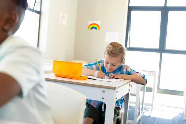 Kafkasyalı Ilkokul Çocuğu Sınıftaki Masada Ders Çalışıyor Değiştirilmemiş Çocukluk Eğitim — Stok fotoğraf