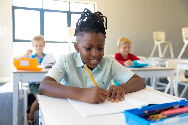 Alumnos Primaria Multirraciales Que Estudian Escritorio Aula Inalterado Infancia Educación — Foto de Stock