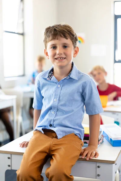 Portret Uśmiechniętego Białego Ucznia Siedzącego Biurku Klasie Niezmienione Dzieciństwo Edukacja — Zdjęcie stockowe