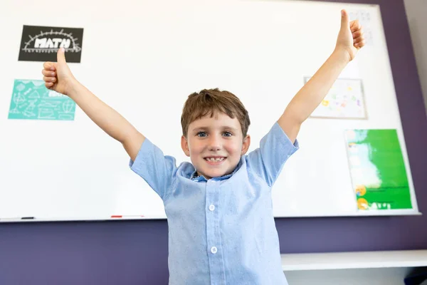 Portret Van Een Glimlachende Blanke Basisschooljongen Met Opgeheven Armen Duimen — Stockfoto