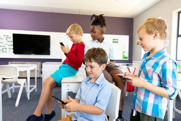 Estudantes Multirraciais Usando Telefone Inteligente Sala Aula Durante Intervalo Escola — Fotografia de Stock