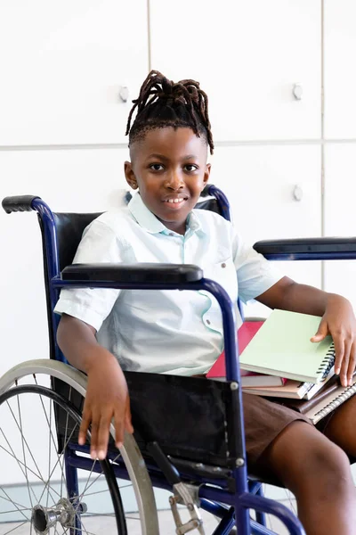 Portrait Écolier Afro Américain Primaire Avec Des Livres Assis Fauteuil — Photo