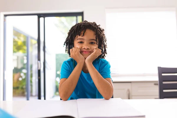 Portret Van Een Leuke Spaanse Jongen Met Handen Kin Aan — Stockfoto