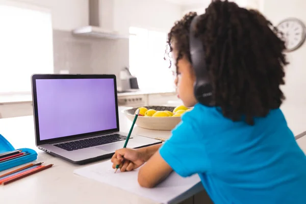 Niño Hispano Que Usa Auriculares Mientras Escribe Asiste Clases Línea — Foto de Stock