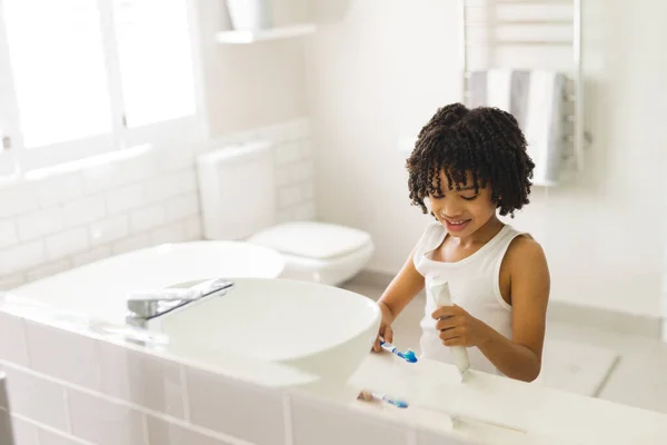 微笑着可爱的惊慌男孩在家里的浴室里刷牙 卫生和日常观念 — 图库照片