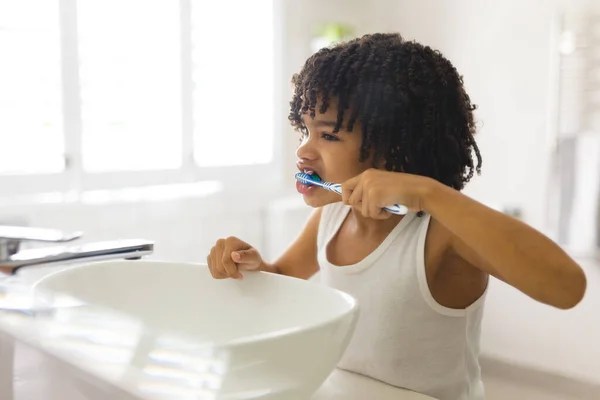 Bonito Menino Hispânico Escovar Dentes Por Pia Banheiro Casa Conceito — Fotografia de Stock