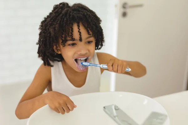 西班牙裔可爱的男孩在家里的浴室里用牙刷把舌头擦拭干净 卫生和日常观念 — 图库照片