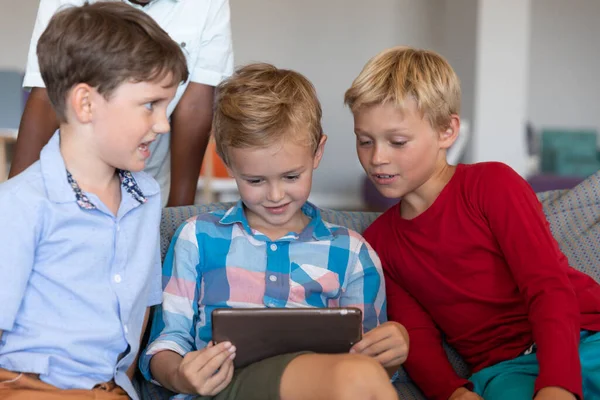 Leuke Multiraciale Basisschooljongens Kijken Naar Digitale Tablet Terwijl School Bank — Stockfoto
