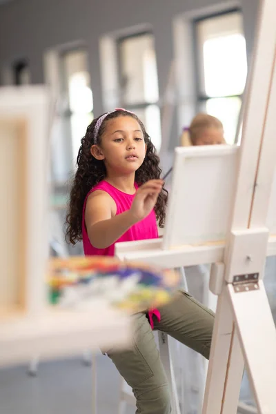 Bonito Biracial Elementar Aluna Pintura Cavalete Durante Aula Desenho Escola — Fotografia de Stock