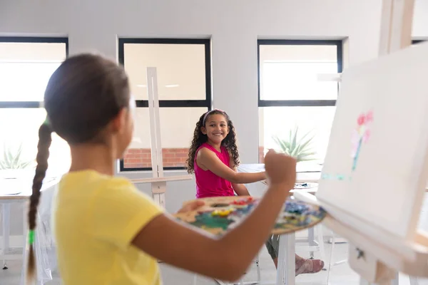 Sorrindo Multirraciais Alunas Elementares Pintando Cavalete Durante Aula Desenho Escola — Fotografia de Stock