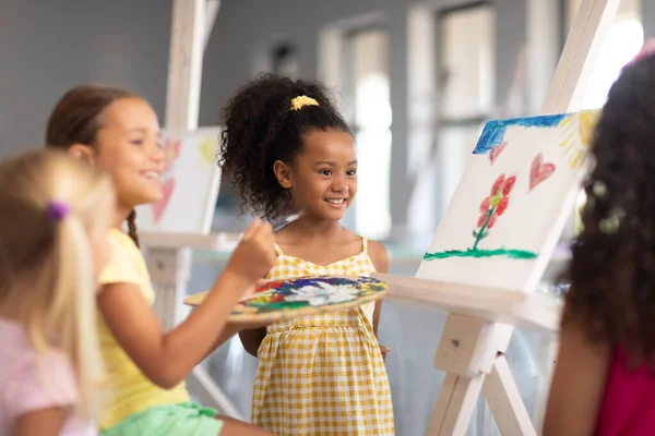 Alegre Multirracial Colegialas Primarias Pie Por Chica Caucásica Pintura Caballete —  Fotos de Stock