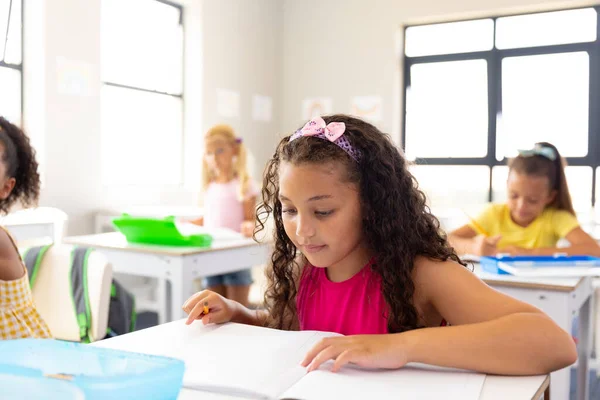 Multiracionális Általános Iskolás Lányok Tanulnak Asztalnál Osztályteremben Változatlan Gyermekkor Oktatás — Stock Fotó