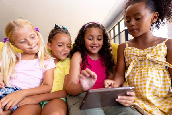 Des Écolières Multiraciales Souriantes Utilisant Une Tablette Numérique Alors Elles — Photo