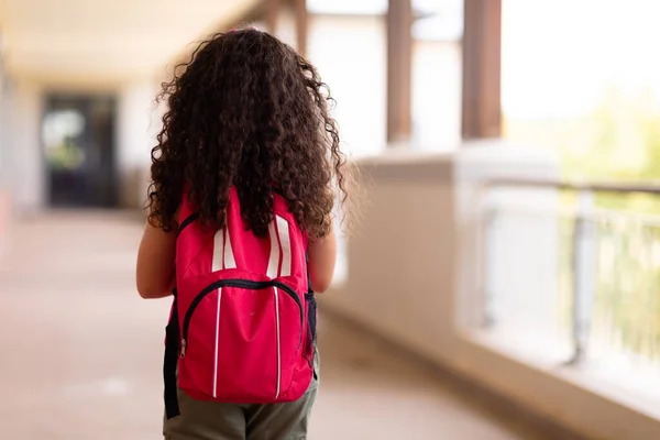 带背包在走廊上学的小学女生的后视镜 教育和重返校园的概念 — 图库照片