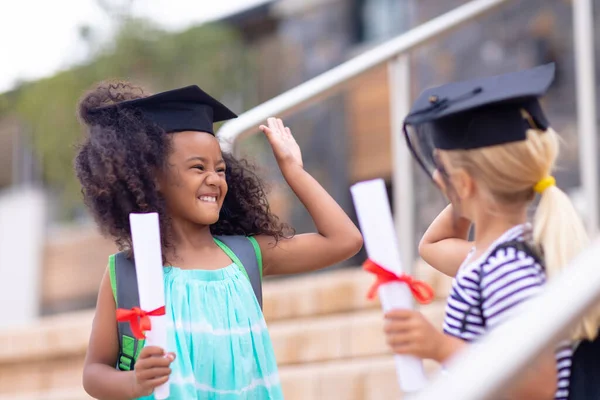 Alegre Multirracial Las Niñas Primaria Con Mortarinas Grado Haciendo Chocar —  Fotos de Stock