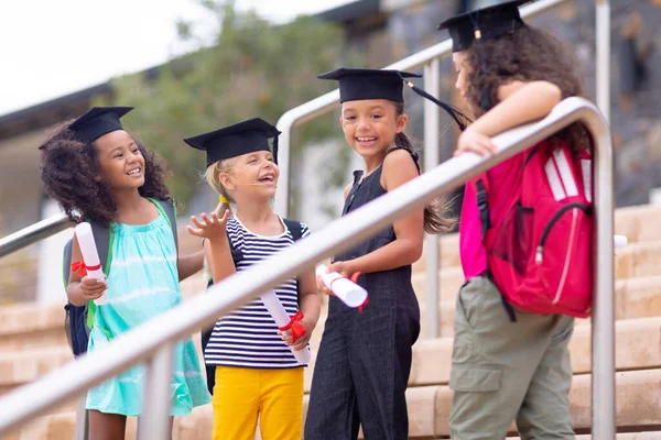 Veselé Víceúčelové Základní Školačky Diplomem Minometem Stojící Schodech Beze Změny — Stock fotografie