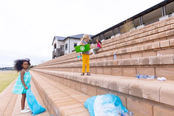 Многорасовые Школьницы Собирают Пластик Мешки Мусора Стоя Ступеньках Неизменный Устойчивый — стоковое фото