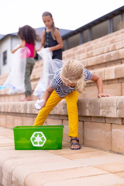 Escolas Primárias Multirraciais Coletando Resíduos Plástico Nas Etapas Construção Escola — Fotografia de Stock