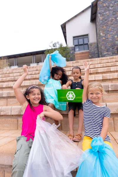 Alunas Multirraciais Felizes Com Sacos Lixo Sentados Nos Degraus Escola — Fotografia de Stock