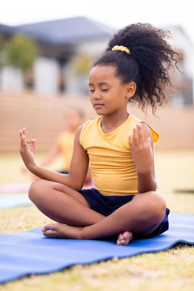 Estudante Elementar Biracial Meditando Enquanto Senta Tapete Exercício Chão Escola — Fotografia de Stock