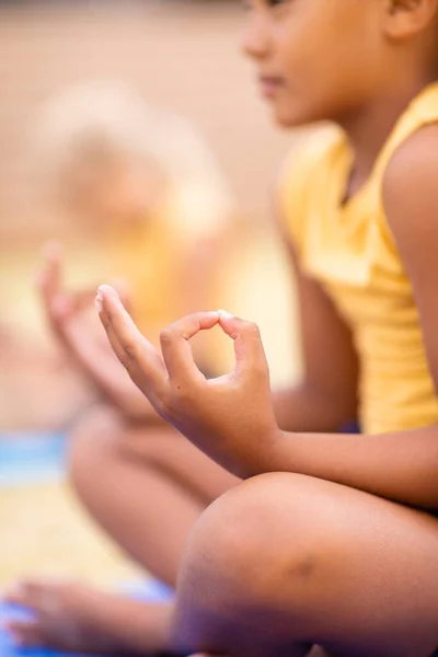 Colegiala Elemental Biracial Meditando Mientras Está Sentada Suelo Inalterado Infancia —  Fotos de Stock