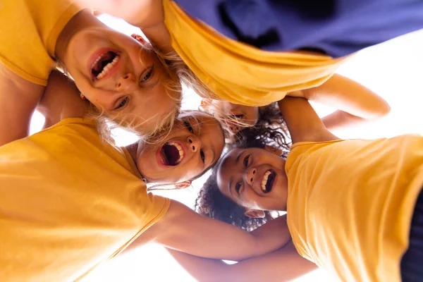 Direct Onder Portret Van Vrolijke Multiraciale Basisschoolmeisjes Knuffelen Terwijl Staan — Stockfoto