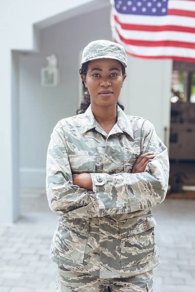 Retrato Una Mujer Segura Misma Soldado Afroamericano Adulto Uniforme Parada — Foto de Stock