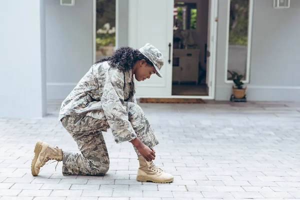 Vista Lateral Del Soldado Afroamericano Adulto Medio Femenino Uniforme Atando — Foto de Stock
