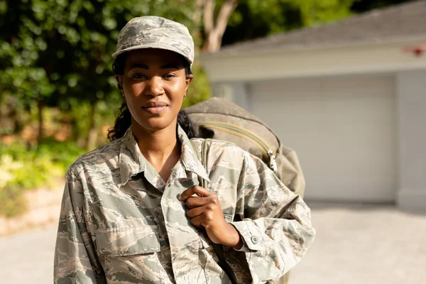 Retrato Mujer Segura Mediana Edad Soldado Afroamericano Adulto Con Mochila — Foto de Stock