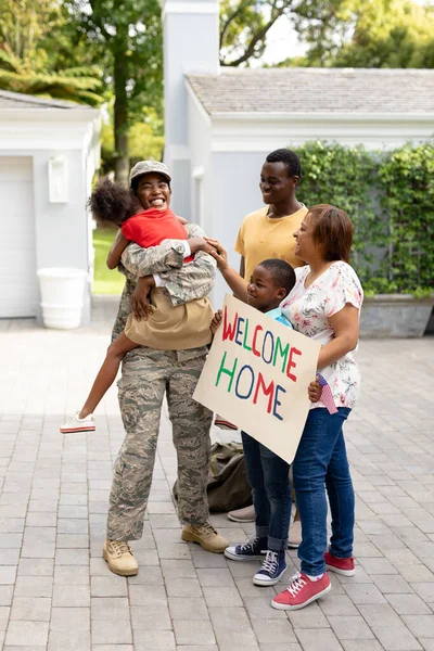 快乐的中年非洲裔美国女兵 在家人欢迎她的同时拥抱女儿 武装部队和爱国主义概念 — 图库照片