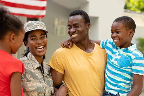 Alegre Mujer Mitad Adulto Afroamericano Soldado Con Familia Fuera Casa — Foto de Stock