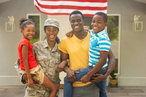 一个快乐的中年非洲裔美国女兵与家人出门在外的画像 不变的 自豪的 归国的 军事的 到达的 团结的 武装部队的和爱国主义的概念 — 图库照片