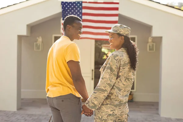 Glad Kvinnlig Medelvuxen Afrikansk Soldat Som Håller Hand När Han — Stockfoto