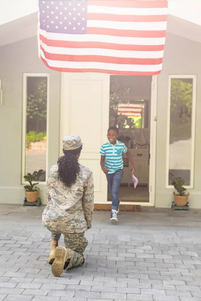 Ragazzo Afroamericano Che Corre Verso Madre Soldato Che Arriva Casa — Foto Stock