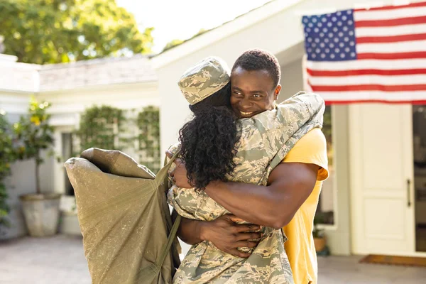 Weibliche Mitte Erwachsene Afrikanisch Amerikanische Soldatin Umarmt Lächelnden Ehemann Bei — Stockfoto