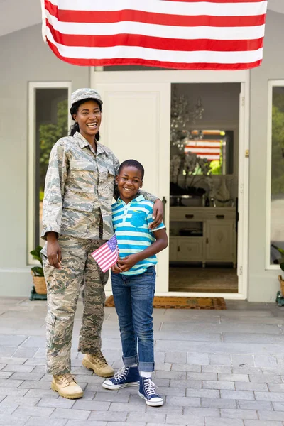 幸せな中 アフリカ系アメリカ人兵士の肖像画息子の家の外にアメリカ国旗を保持している 変わらない誇り 愛国心 — ストック写真