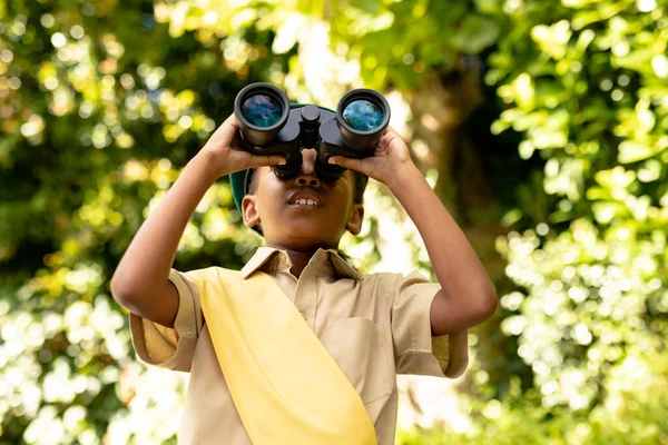 Afroamerikanisches Pfadfindermädchen Uniform Schaut Durch Ferngläser Während Wald Unterwegs Ist — Stockfoto