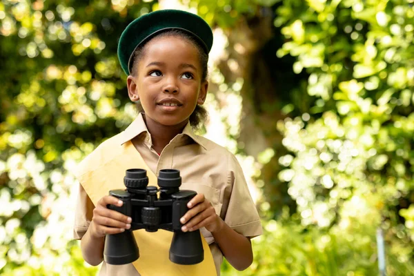 Menina Olheiro Afro Americana Bonito Uniforme Segurando Binóculos Floresta Inalterado — Fotografia de Stock