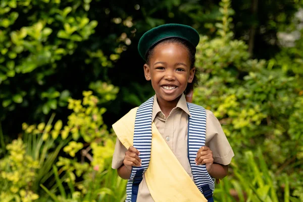 Retrato Niña Exploradora Afroamericana Sonriente Uniforme Con Mochila Contra Plantas —  Fotos de Stock