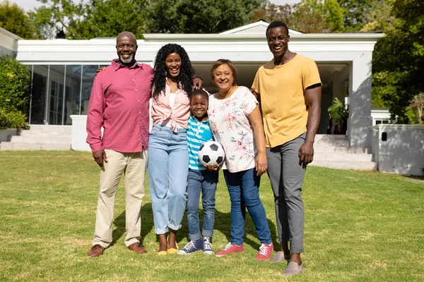 站在前院的快乐的非洲裔美国多代家庭的画像 不变的家庭 周末和闲暇的概念 — 图库照片