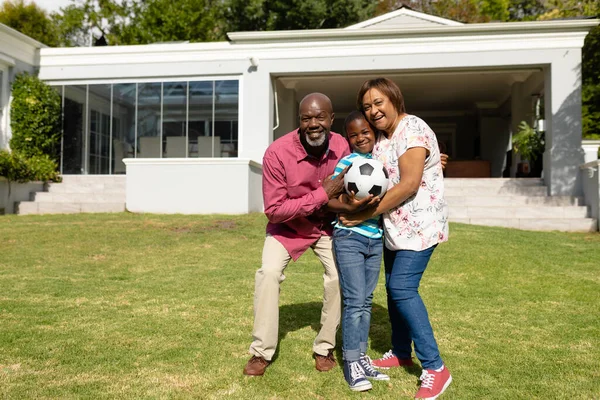 Bahçede Futbol Topu Tutan Torunu Olan Mutlu Afro Amerikan Büyükbabalarının — Stok fotoğraf