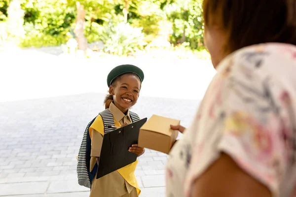 Mutlu Afro Amerikan Izci Kız Son Sınıftaki Kadına Paket Teslim — Stok fotoğraf