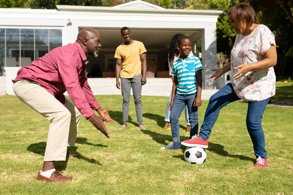 Felice Famiglia Afro Americana Multi Generazionale Giocare Calcio Insieme Nel — Foto Stock