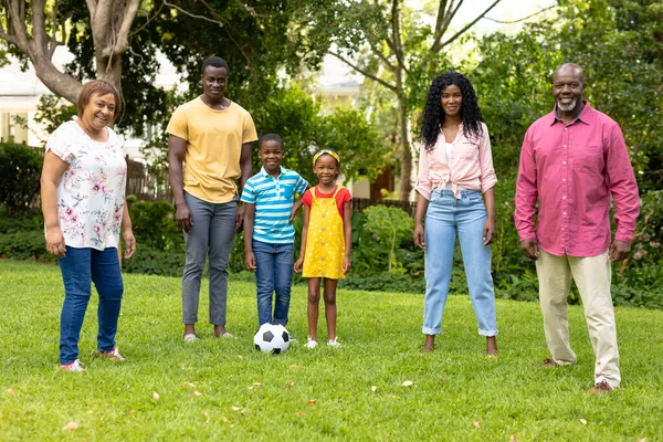 週末に裏庭でサッカーをしているアフリカ系アメリカ人の多世代家族の肖像画 変わらない家族団結週末レジャーのコンセプト — ストック写真