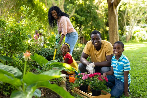 주말에는 뒷마당에서 부모님 아프리카 미국인 형제자매들 정원을 가꾸는 변경되지 원예의 — 스톡 사진
