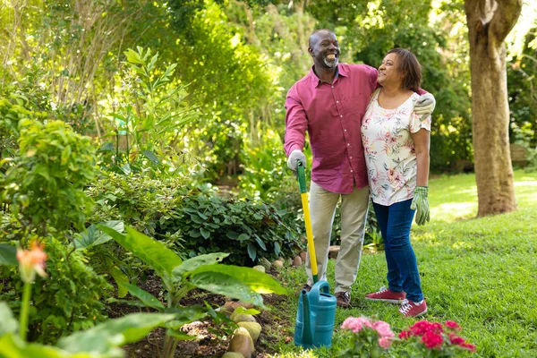 Vrolijk Afrikaans Amerikaans Laatstejaars Stel Tuiniert Samen Achtertuin Ongewijzigd Saamhorigheid — Stockfoto