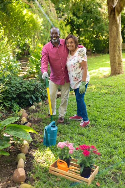 아프리카 미국인 어르신들의 정원을 배경으로 있습니다 변하지 정원가꾸기 — 스톡 사진