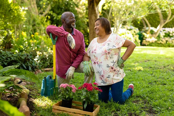 아프리카 미국인 어르신들 뒷마당에서 정원을 가꾸면서 미소짓고 있습니다 변하지 정원가꾸기 — 스톡 사진