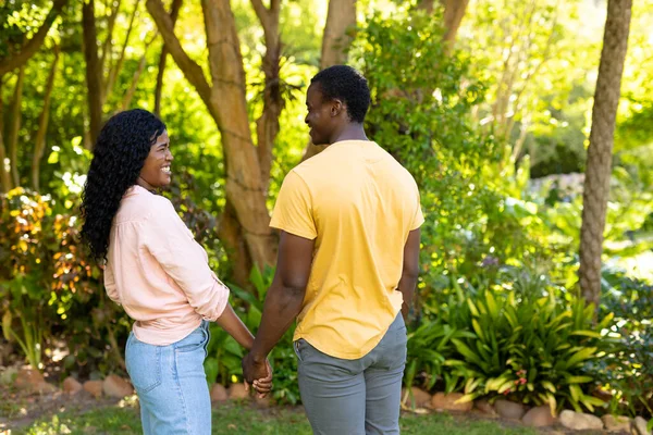 Mosolygó Afro Amerikai Középkorú Házaspár Nézik Egymást Miközben Egymás Kezét — Stock Fotó