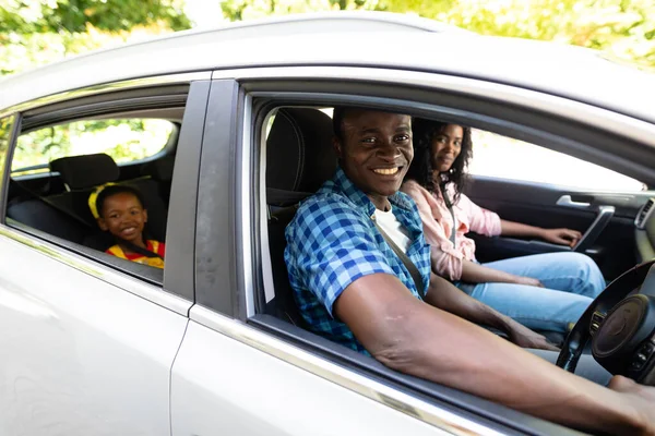 Retrato Feliz Familia Afroamericana Con Cinturones Seguridad Viajando Juntos Coche —  Fotos de Stock